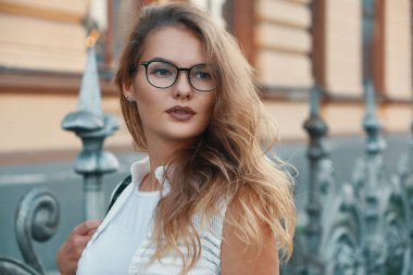 Avrupa bir şehirde hafta sonu boyunca yürüyen güzel kadın