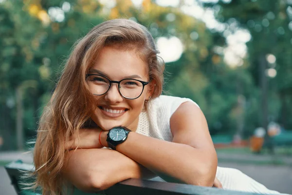 Mulher positiva tendo uma pausa do ruído da cidade e do trabalho enquanto bre — Fotografia de Stock