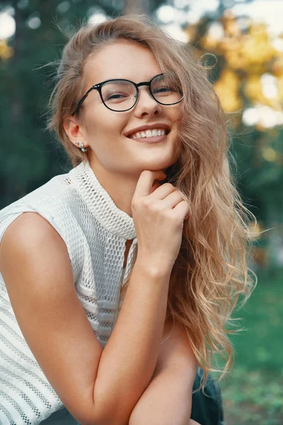 Moderne model vrouw dragen brillen, expresive lippen — Stockfoto