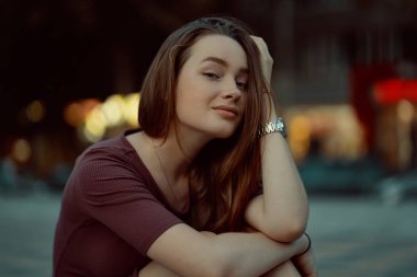 Rüya ve düşünme, turist genç kadın şehir Binası ve ışıklar içinde belgili tanımlık geçmiş olan sokak poz güzel yalnız kız.