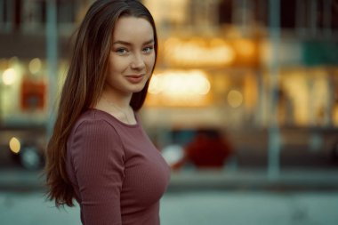 Rüya ve düşünme, turist genç kadın şehir Binası ve ışıklar içinde belgili tanımlık geçmiş olan sokak poz güzel yalnız kız.