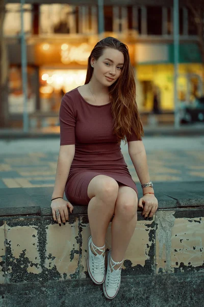 Mooi Eenzaam Meisje Droomt Denken Toeristische Jonge Vrouw Poseren Stad — Stockfoto