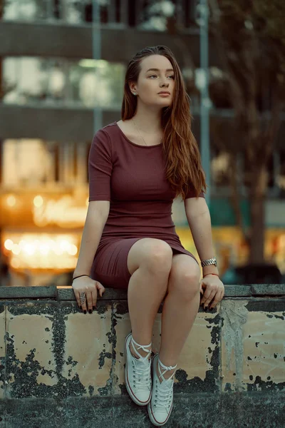 Linda Menina Solitária Sonhando Pensando Turista Jovem Posando Rua Cidade — Fotografia de Stock