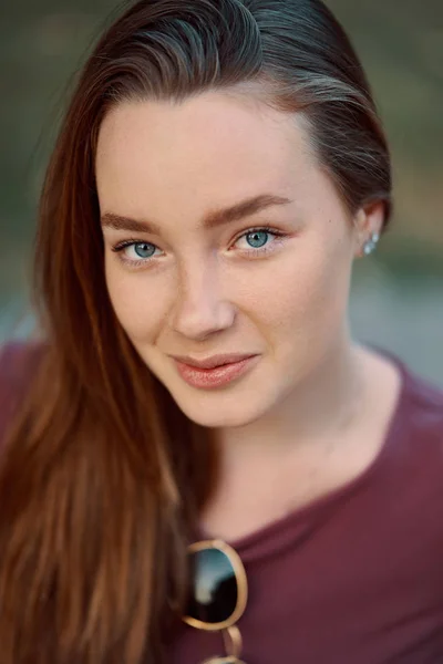 Mujer Joven Sonriente Primer Plano Retrato Aire Libre Mujer Joven — Foto de Stock