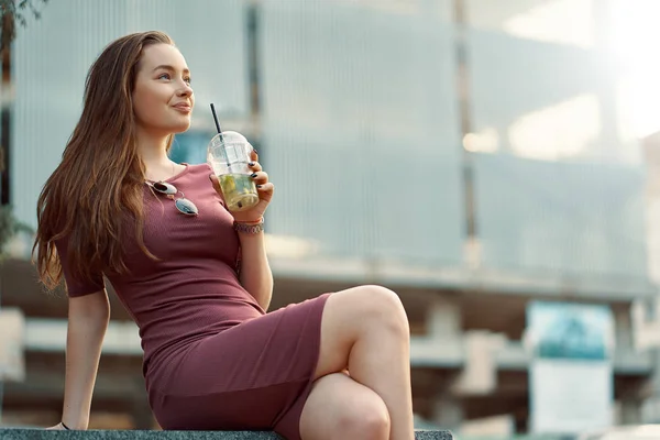 Zamyšlený Neopatrný Usmívající Žena Ulici Pití Osvěžující Limonády Ranní Koncept — Stock fotografie