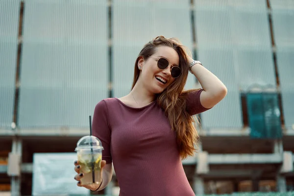 Mulher Sorridente Descuidada Pensativa Rua Beber Limonada Refrescante Conceito Cidade — Fotografia de Stock