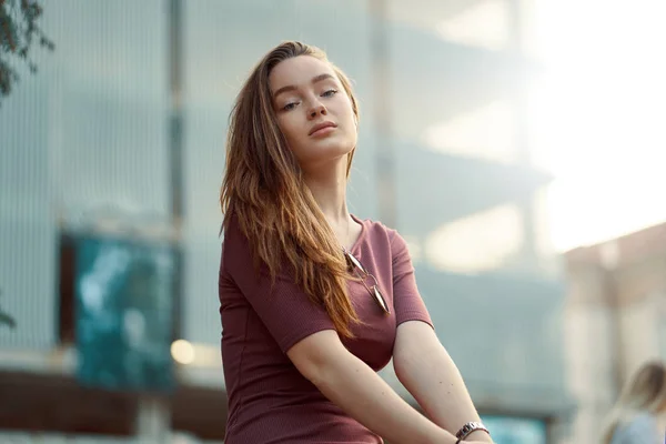 Mooi Eenzaam Meisje Droomt Denken Toeristische Jonge Vrouw Poseren Stad — Stockfoto