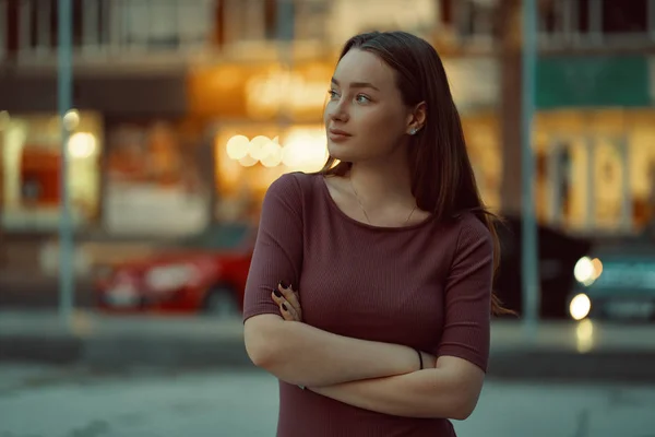 Linda Menina Solitária Sonhando Pensando Turista Jovem Posando Rua Cidade — Fotografia de Stock