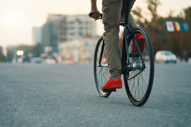 Portre rahat adam bacak Klasik Bisiklet kırmızı şehir gri yol elbise spor ayakkabı, rahat pantolon sürme. Kopya alanı