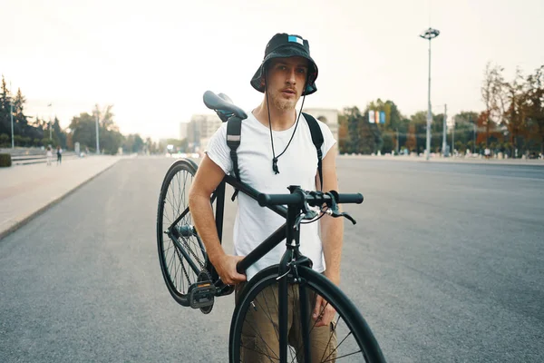 Ritratto Uomo Bianco Biondo Città Con Una Classica Bici Sulla — Foto Stock