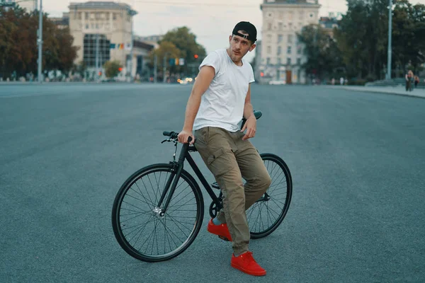 Bir Modern Genç Adam Bisiklet Üzerinde Oturan Sokakta Açık Portresi — Stok fotoğraf