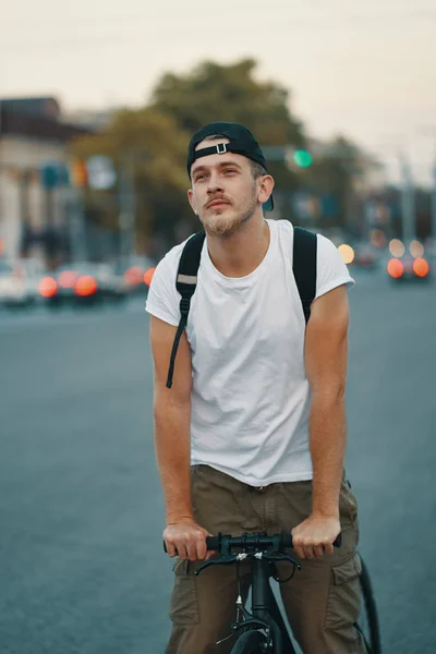 Portrait Jeune Homme Vélo Sur Route Ville Rue Avec Ville — Photo