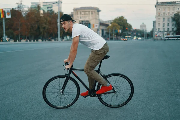 Stronie Widok Młodych Nowoczesny Człowiek Rowerze Klasycznych Rowerów Drogach Miasta — Zdjęcie stockowe