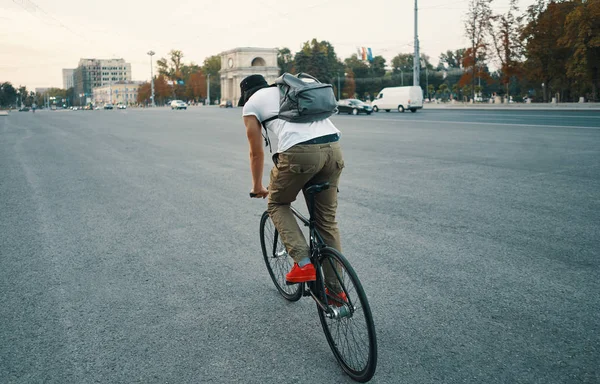 Vista Posteriore Laterale Giovane Uomo Moderno Studente Con Zaino Bicicletta — Foto Stock
