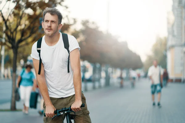 Человек Велосипеде Старом Европейском Городе Открытым Небом Стиль Жизни Экологический — стоковое фото