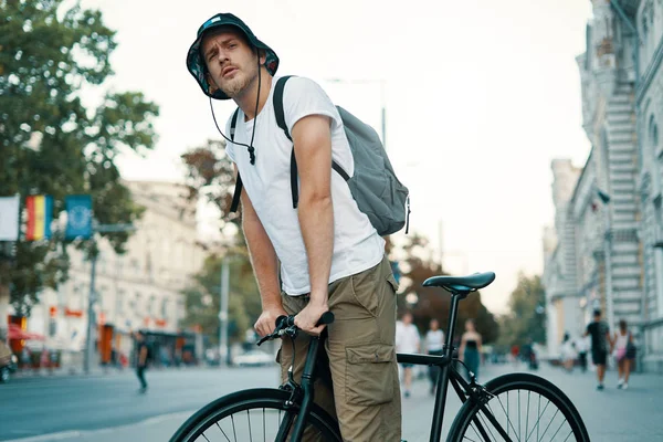 Człowiek Rowerze Starym Zewnątrz Europejskiego Miasta Styl Życia Ekologicznego Transportu — Zdjęcie stockowe