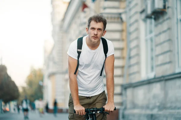 Homme Vélo Dans Une Vieille Ville Européenne Extérieur Mode Vie — Photo