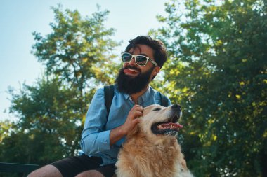 Adam ve eğleniyor, oynarken, parkta dinlenme sırasında komik surat köpek. Hayat güzel, en iyi arkadaş kavramdır.
