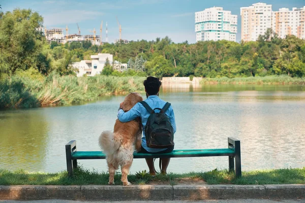 Arkadaşlarım Kavramı Insan Hayvan Arasındaki Görünümü Sarılma Genç Adam Köpeği — Stok fotoğraf