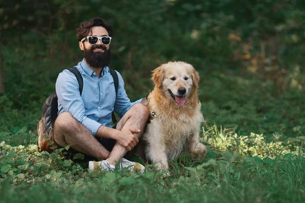 Hombre Guapo Descansando Sobre Hierba Sentado Piernas Cruzadas Con Adorable —  Fotos de Stock