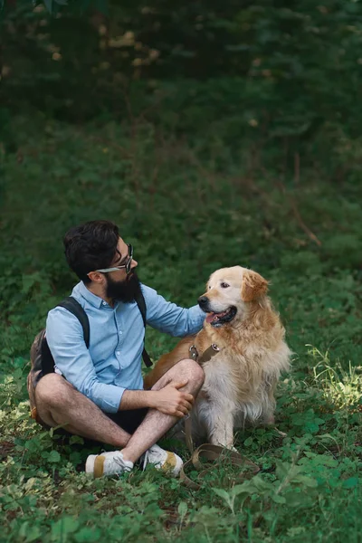 Hombre Guapo Descansando Sobre Hierba Sentado Piernas Cruzadas Con Adorable — Foto de Stock