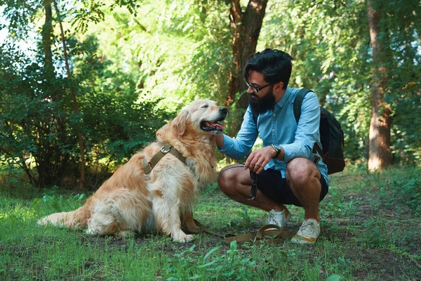 Όμορφος Νεαρός Άνδρας Golden Retriver Εξωτερικούς Χώρους Άνθρωπος Μια Πράσινη — Φωτογραφία Αρχείου