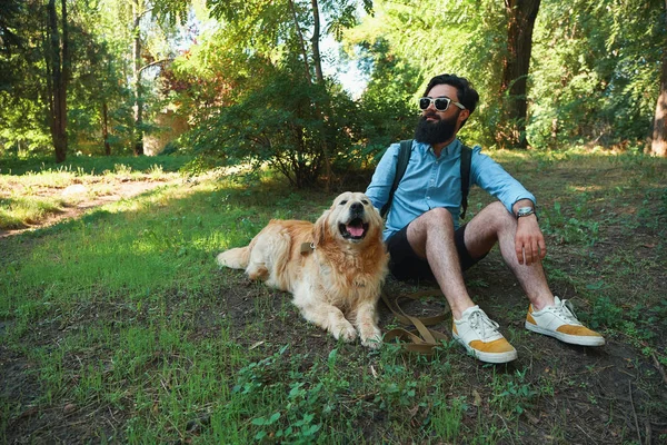 Férfi Szakáll Kis Sárga Kutyáját Játszik Élvezi Süt Nap Természet — Stock Fotó
