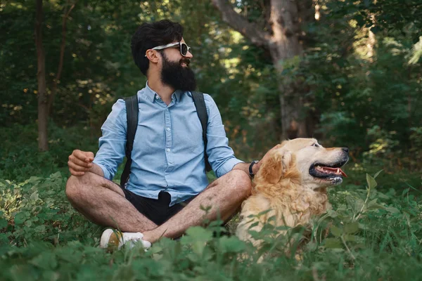 Yakışıklı Adam Çimlere Oturup Istirahat Sevimli Köpeği Ile Bacak Bacak — Stok fotoğraf