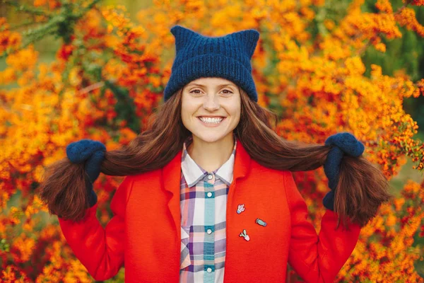 Εξωτερική Εσωτερικη Πορτρέτο Του Όμορφη Ευτυχής Χαμογελαστοί Hipster Κοπέλα Ποζάρει — Φωτογραφία Αρχείου