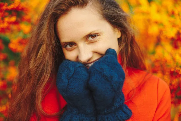 Detail Portrét Mladé Usmívající Žena Červeném Kabátě Navy Zimní Rukavice — Stock fotografie