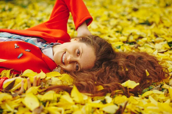 Glückliches Mädchen Das Gelben Herbstblättern Mit Geschlossenen Augen Liegt Lächelndes — Stockfoto