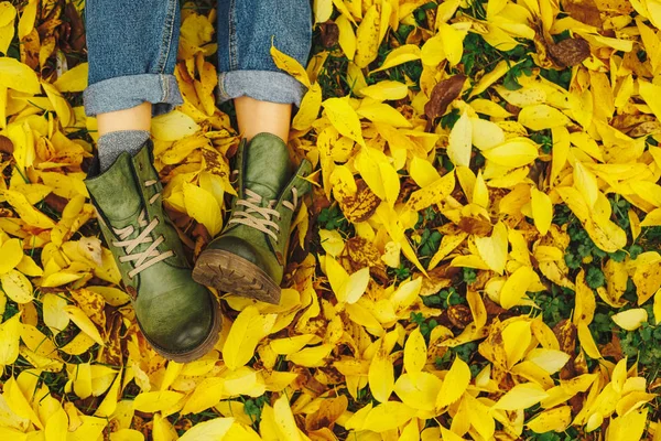 Hipster Tarzı Ayakkabılarla Sonbahar Sezonu — Stok fotoğraf