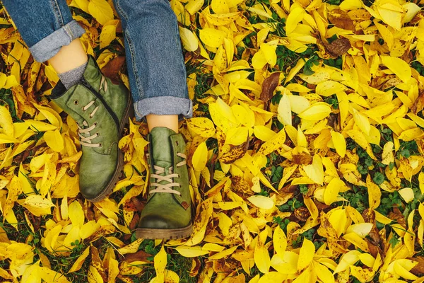 Konceptuell Bild Ben Stövlar Hösten Blad Fötter Skor Vila Naturen — Stockfoto