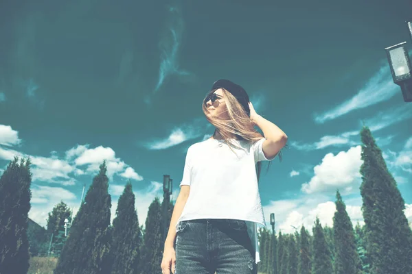 Özgürlük Genç Kadın Kaygısız Arka Planda Gökyüzü Hipnotize Ile Mavi — Stok fotoğraf
