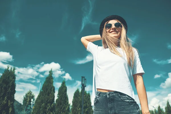 Liberté Jeune Femme Insouciante Heureuse Bras Ouverts Sur Ciel Bleu — Photo