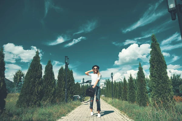 Özgürlük Genç Kadın Kaygısız Arka Planda Gökyüzü Hipnotize Ile Mavi — Stok fotoğraf
