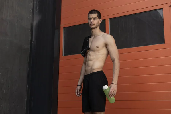 Modelo Masculino Musculoso Posando Sobre Fondo Pared Naranja — Foto de Stock