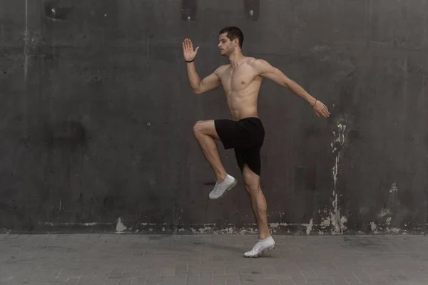 Junger Sportler Nackter Oberkörper Läuft Gegen Eine Graue Wand — Stockfoto