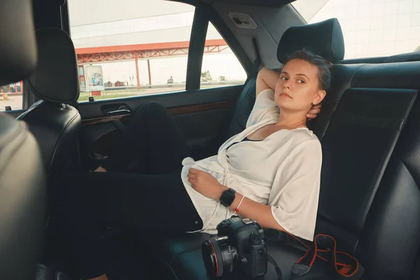 Femme Moderne Assise Dans Siège Arrière Voiture Sur Voyage Route — Photo