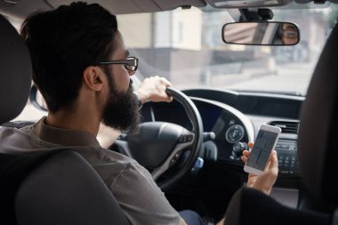 Arama hedef yön ya da araba - arkadan görünüm sürüş sırasında gps veya navigator kullanma yolu ile bir arabanın içine hareket eden smartphone adresini dostum. Teknoloji, oyalama ve sürüş kavramı