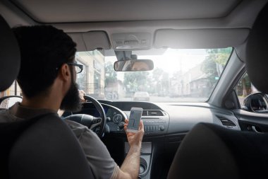 Arama hedef yön ya da araba - arkadan görünüm sürüş sırasında gps veya navigator kullanma yolu ile bir arabanın içine hareket eden smartphone adresini dostum. Teknoloji, oyalama ve sürüş kavramı