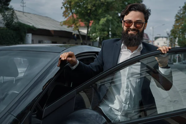 Beautiful Stylish Bearded Man Smiling Happy While Standing Car Wearing — Stock Photo, Image