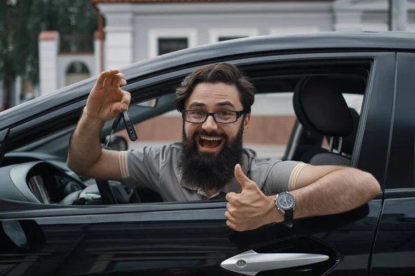 Samochodowym Najszczęśliwszy Klienta Charyzmatyczny Człowiek Trzyma Kluczyki Samochodu Pokazuje Kciuk — Zdjęcie stockowe