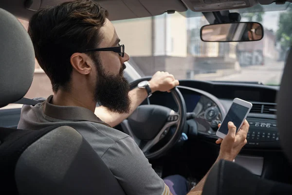 Homem Procurando Direção Destino Endereço Gps Aplicativo Navegador Através Smartphone — Fotografia de Stock