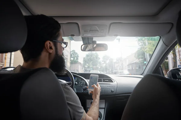 Homem Procurando Direção Destino Endereço Gps Aplicativo Navegador Através Smartphone — Fotografia de Stock