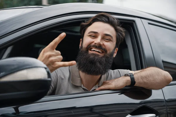 Człowiek Szczęśliwy Aby Prowadzić Swój Samochód Nowe Miasto Kierowca Samochodu — Zdjęcie stockowe