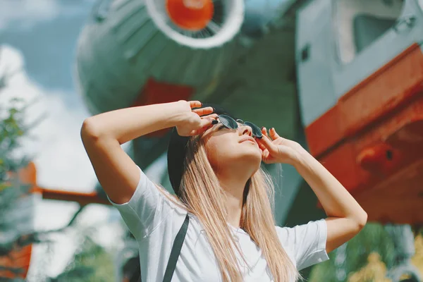 Soliga Bekymmerslös Tjej Porträtt Njuta Vacker Dag Med Suddiga Beskurna — Stockfoto