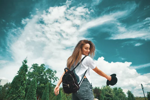 Wolności Młoda Kobieta Beztroskie Szczęśliwe Otwartymi Ramionami Błękitne Niebo Hipnotyzujący — Zdjęcie stockowe