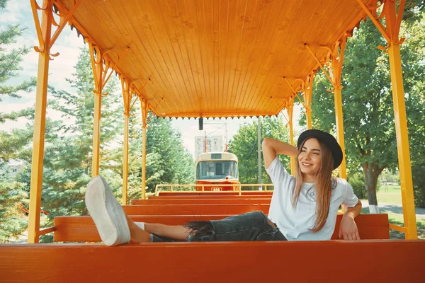 Весела Дівчина Насолоджується Подорожами Подорожуючи Розслаблюючій Позі Ногами Вершині Сидіння — стокове фото