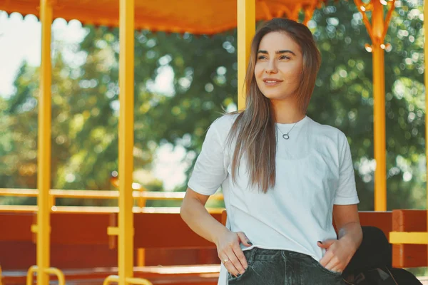 Retrato Joven Chica Estudiante Encantadora Relajarse Día Soleado Mientras Está —  Fotos de Stock